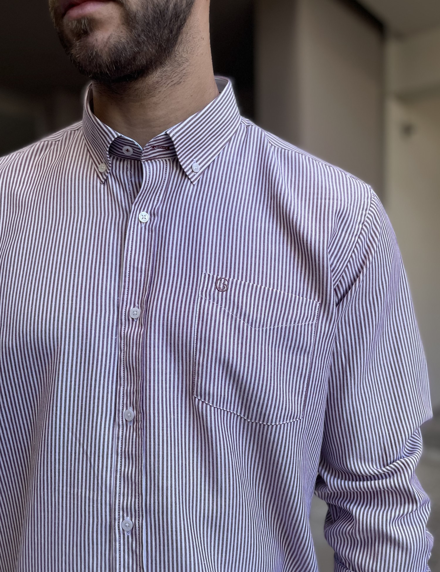 Ανδρικό μπορντό ριγέ πουκάμισο με γιακά και τσέπη στο στήθος 562B φωτογραφία